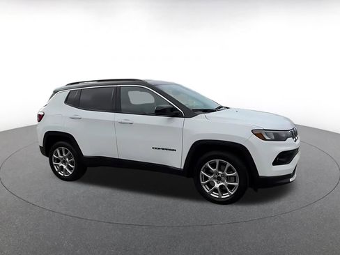 Used 2025 Jeep Compass Limited AWD/4WD image 2