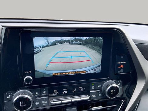 Used 2023 Toyota Highlander XLE FWD image 29