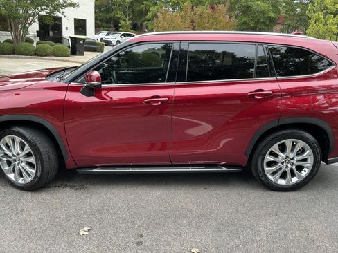 Used 2022 Toyota Highlander Limited FWD image 7