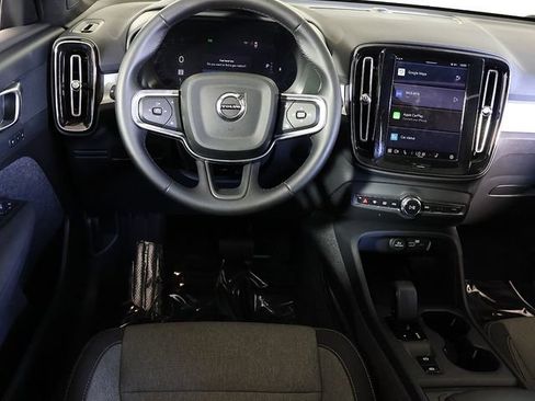 Used 2025 Volvo XC40 B5 Core AWD/4WD image 3
