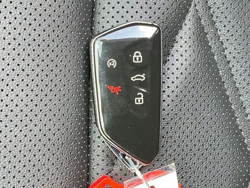 Used 2025 Volkswagen Atlas SE image 33