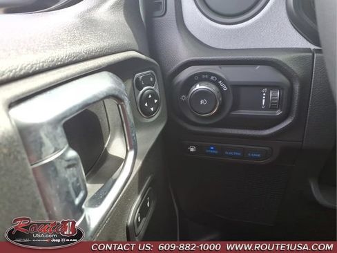 Used 2024 Jeep Wrangler Unlimited AWD/4WD image 30