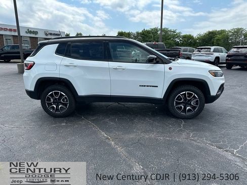 Used 2025 Jeep Compass Trailhawk AWD/4WD image 6