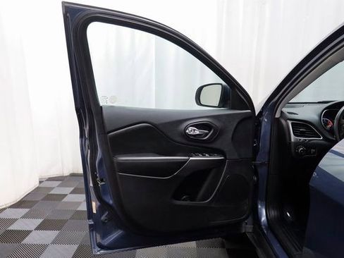 Used 2019 Jeep Cherokee Latitude w/ Cold Weather Group image 5