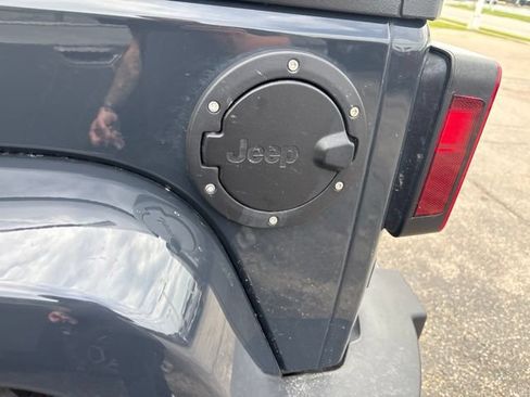 Used 2017 Jeep Wrangler Unlimited Sahara w/ Connectivity Group AWD/4WD image 13