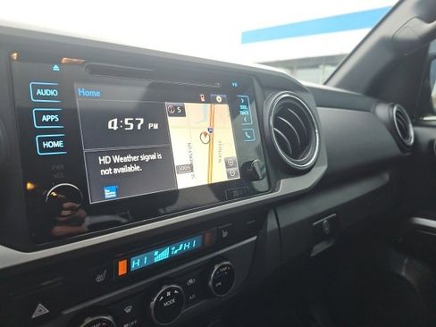 Used 2017 Toyota Tacoma TRD Sport image 11