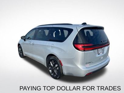 New 2026 Chrysler Pacifica Select w/ S Appearance Package
