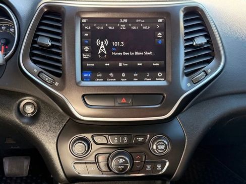 Used 2022 Jeep Cherokee Trailhawk w/ Sun & Sound Group AWD/4WD image 20