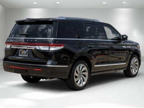 Used 2022 Lincoln Navigator Reserve AWD/4WD image 7