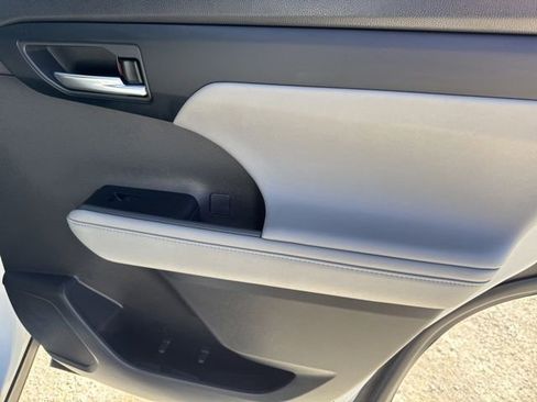 Used 2024 Toyota Highlander XLE image 25