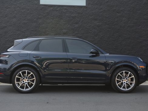 Certified 2025 Porsche Cayenne Coupe AWD/4WD image 8
