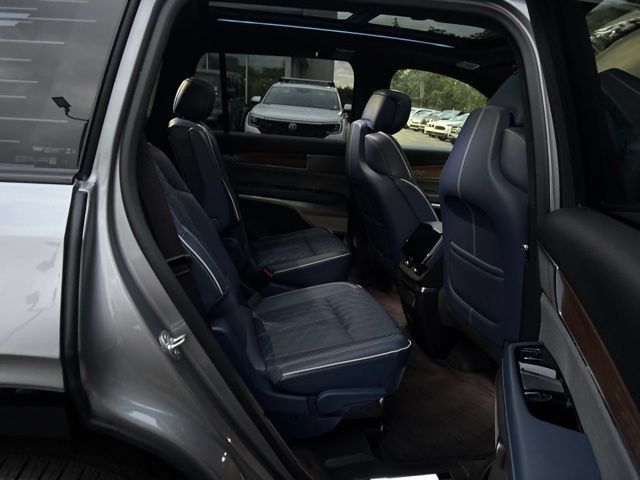 Certified 2026 Cadillac Vistiq Premium Luxury AWD/4WD image 36