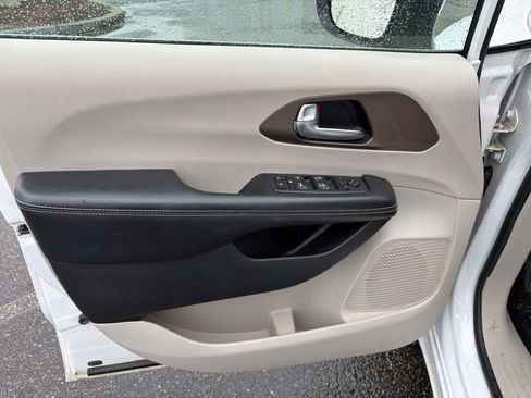 Used 2021 Chrysler Voyager Lxi image 12