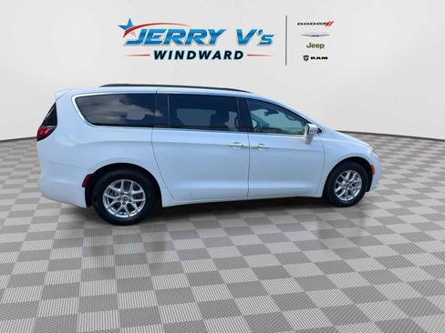 Used 2022 Chrysler Pacifica Touring-L image 9