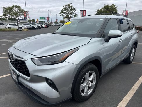 Used 2023 Toyota Highlander LE FWD image 3
