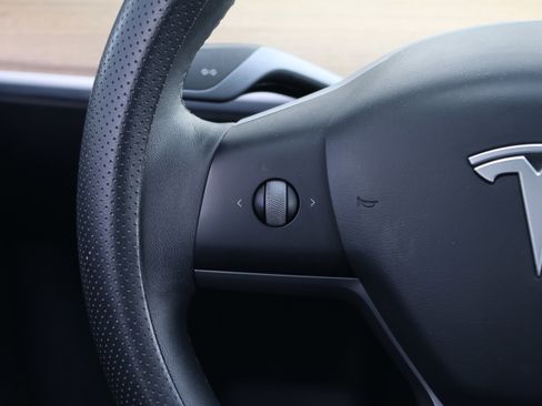 Used 2021 Tesla Model Y Long Range image 17