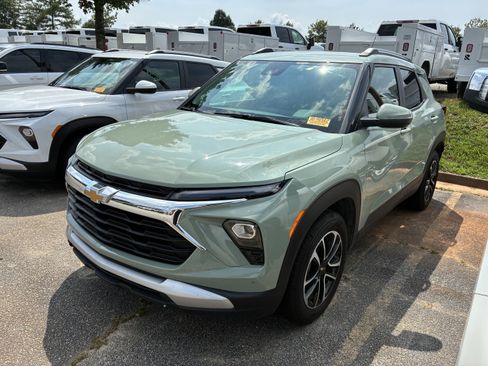 Used 2025 Chevrolet TrailBlazer LT FWD image 3
