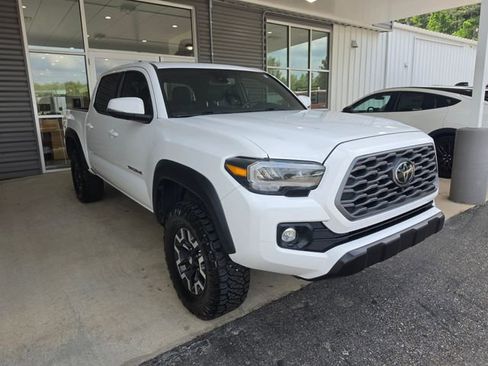 Used 2023 Toyota Tacoma TRD Off-Road w/ TRD Premium Off Road Package AWD/4WD image 2