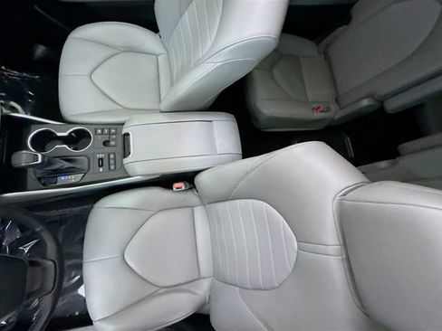 Used 2023 Toyota Highlander XLE AWD/4WD image 22