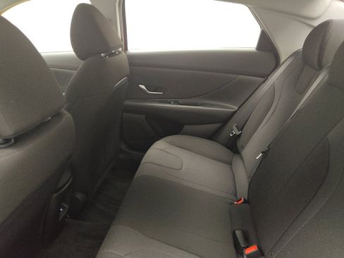 Used 2025 Hyundai Elantra SE image 18