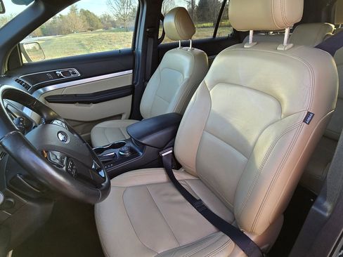 Used 2017 Ford Explorer XLT w/ Equipment Group 202A image 13