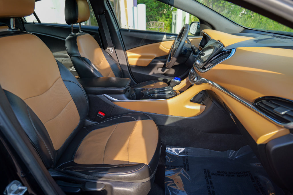 Used 2018 Chevrolet Volt Premier w/ Driver Confidence Package FWD image 37