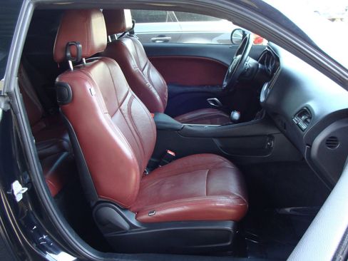 Used 2017 Dodge Challenger R/T w/ Driver Convenience Group RWD image 10