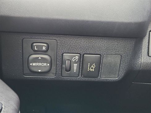 Used 2017 Toyota RAV4 LE AWD/4WD image 16