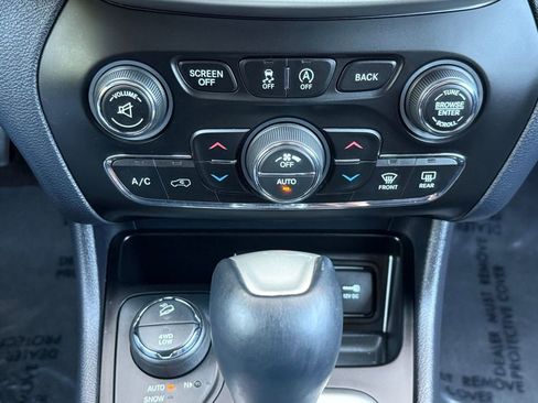 Used 2016 Jeep Cherokee Limited w/ Luxury Group AWD/4WD image 30