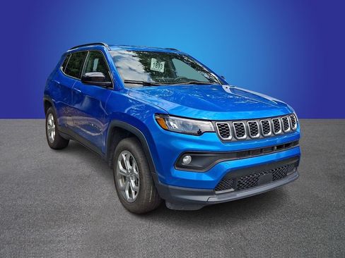 Used 2024 Jeep Compass Latitude AWD/4WD image 2