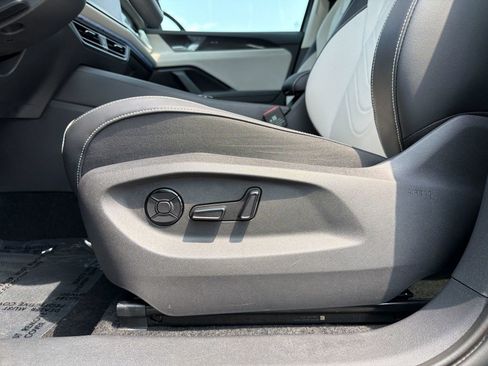 Used 2025 Volkswagen Tiguan SE AWD/4WD image 14
