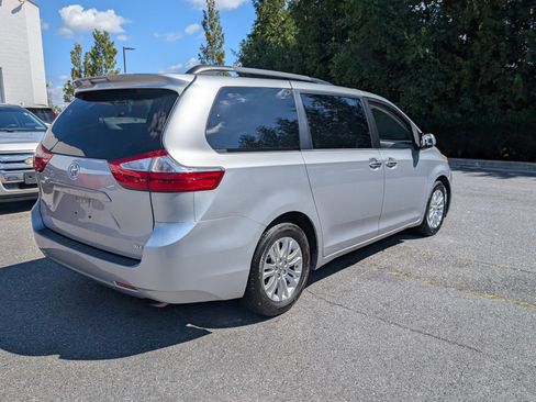 Used 2015 Toyota Sienna XLE image 3