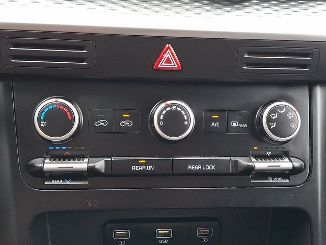 Certified 2023 Kia Carnival LX FWD image 15
