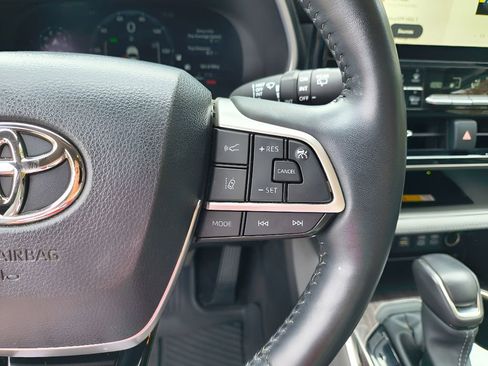 Used 2023 Toyota Highlander Limited FWD image 20