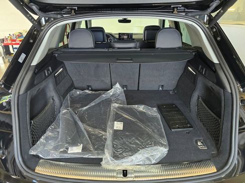 Used 2024 Audi Q5 e Prestige w/ Prestige Package image 28