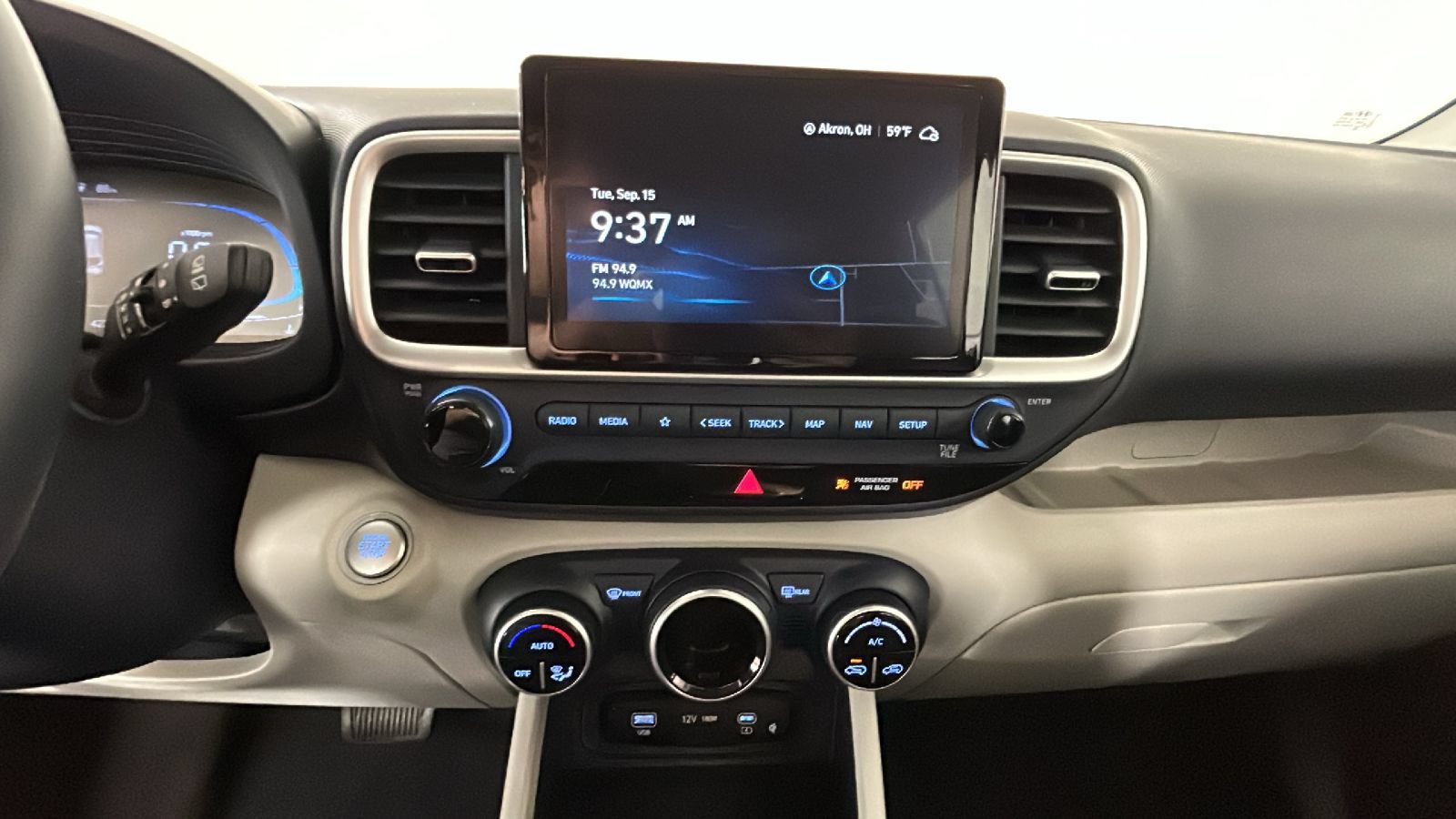 Used 2023 Hyundai Venue Limited FWD image 27