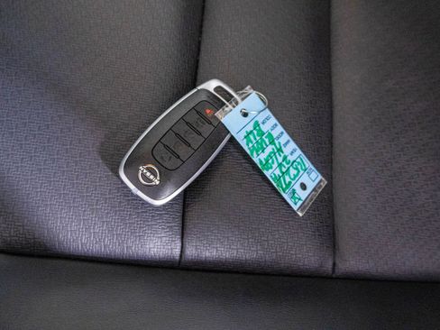 Used 2024 Nissan Rogue SV w/ SV Premium Package image 43