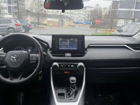 Used 2019 Toyota RAV4 LE image 17
