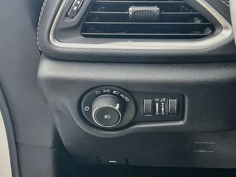 Used 2025 Chrysler Pacifica Limited AWD/4WD image 11