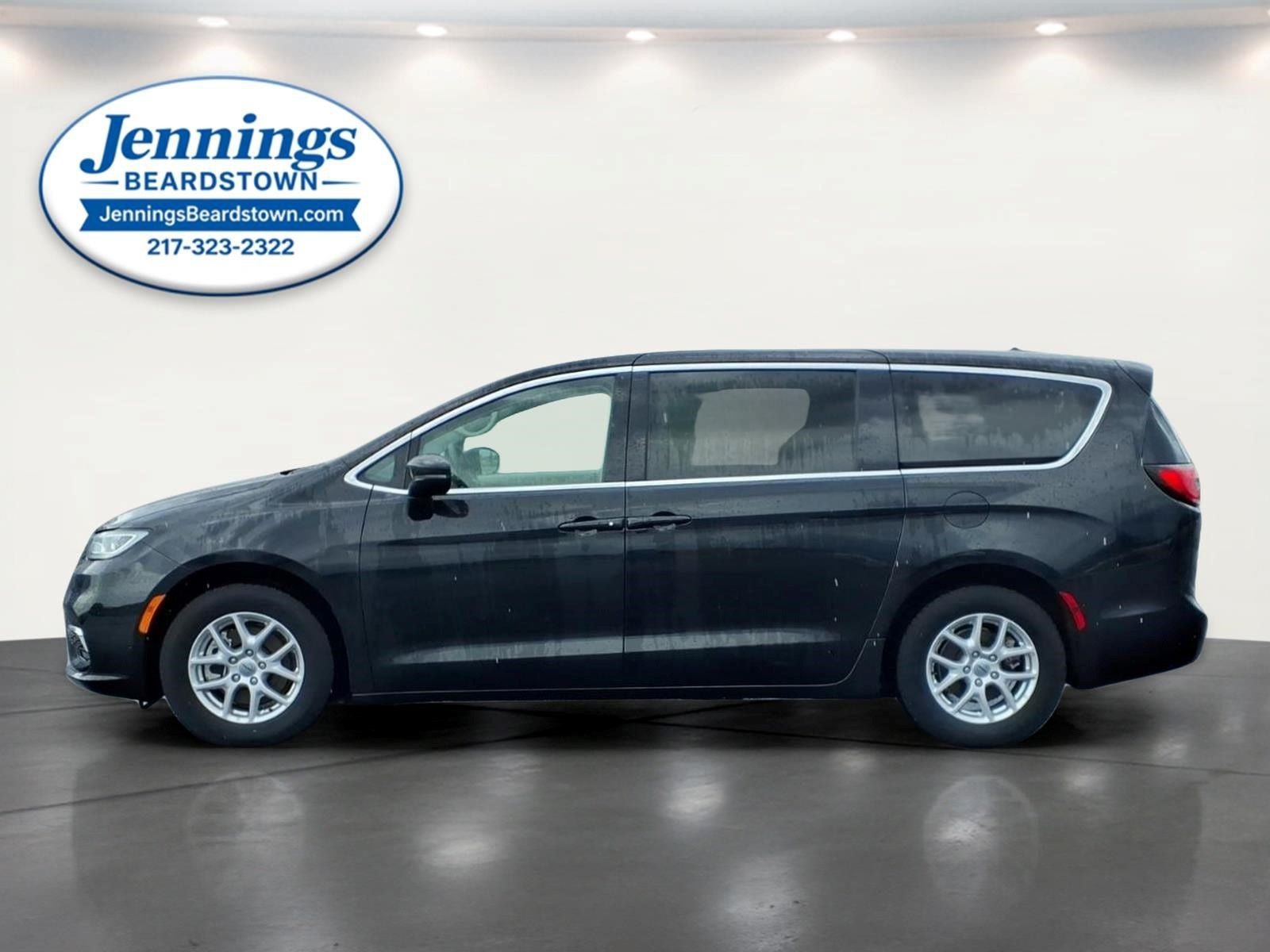 Used 2023 Chrysler Pacifica Touring-L FWD image 2