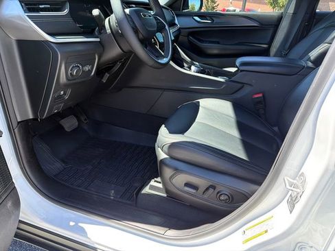 Used 2025 Jeep Grand Cherokee L Altitude RWD image 9