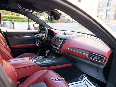Used 2019 Maserati Levante GranLusso AWD/4WD image 15