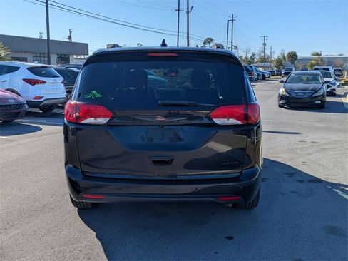 Used 2020 Chrysler Pacifica Limited w/ Quick Order Package 27H Red S image 7