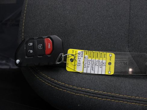Used 2025 Jeep Wrangler Unlimited Sahara AWD/4WD image 6