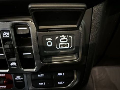 Used 2022 Jeep Gladiator Mojave w/ Cold Weather Group AWD/4WD image 35