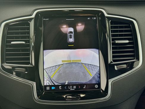 Used 2025 Volvo XC90 B6 Plus image 23