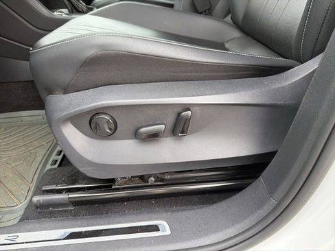 Used 2023 Volkswagen Tiguan SE R-Line image 44