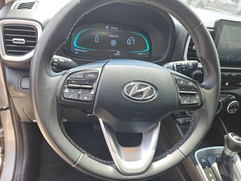 Used 2025 Hyundai Venue SEL FWD image 18