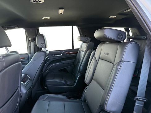 Used 2022 Cadillac Escalade Luxury RWD image 11