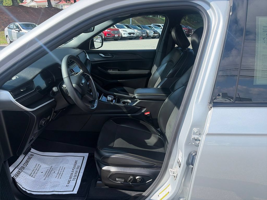 Used 2024 Jeep Grand Cherokee Altitude AWD/4WD image 10